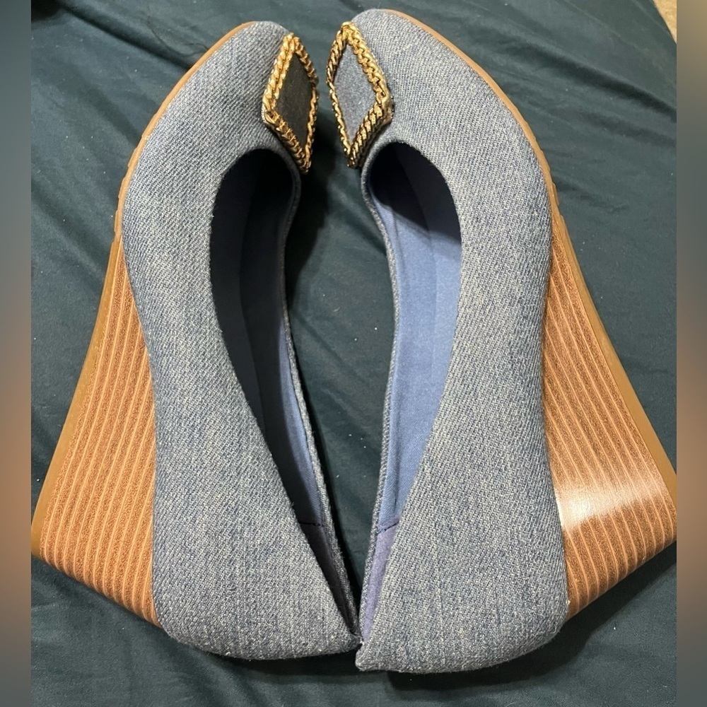 Anne Klein Women’s Sadie Wedge Pump Shoes 7.5M Blue Denim Chain Buckle Round Toe - Picture 2 of 7